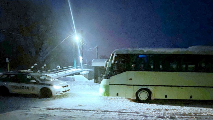 Viezol ľudí počas kalamity, ale pohárik si neodpustil. Polícia na Orave chytila opitého autobusára
