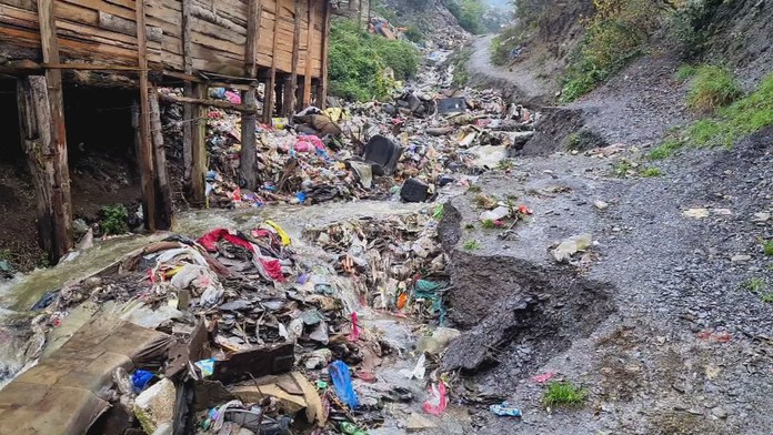 Muž podrezal na ulici v Paríži učiteľa