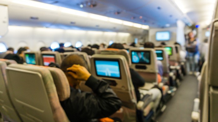 Cestujúci v lietadle.