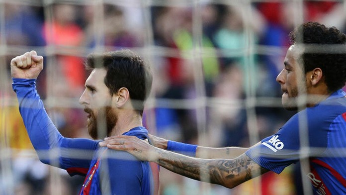 Lionel Messi (vľavo) skóruje