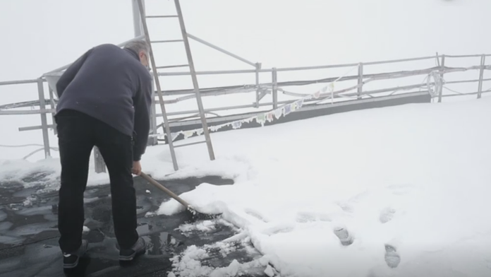 Na meteorologickej stanici na Lomnickom štíte museli odhŕňať čerstvý sneh.