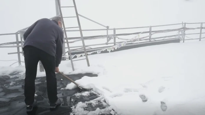 Na meteorologickej stanici na Lomnickom štíte museli odhŕňať čerstvý sneh.