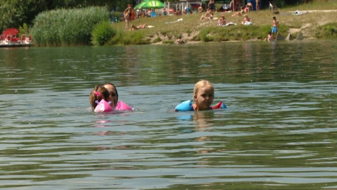 Deti na kúpalisku (ilustračná snímka)