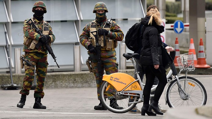Policajti hliadkujúci v centre Bruselu po teroristických útokoch na letisku Zaventem a metre.