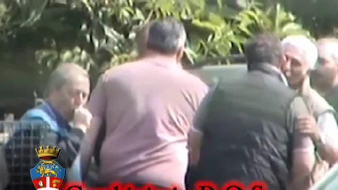 Na videosnímke ľudia identifikovaní políciou ako členovia zločineckej organizácie Ndrangheta.