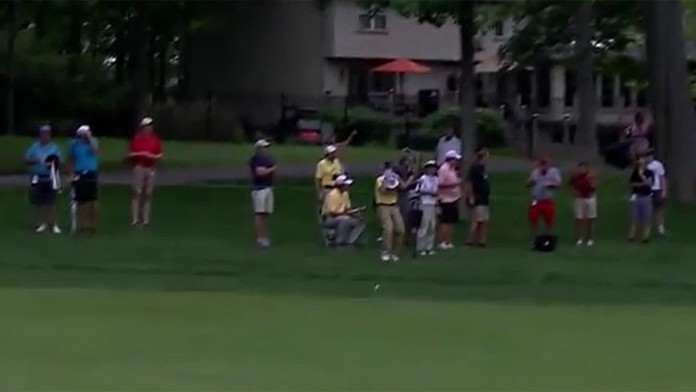 Golfista trafil do hlavy diváka.