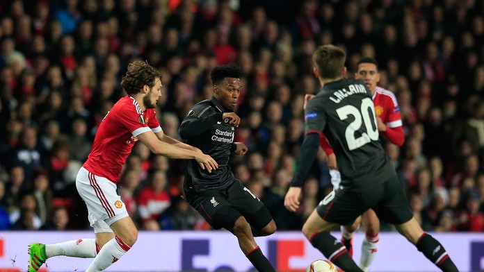 Hráč Liverpoolu Daniel Sturridge v odvetnom zápase osemfinále EL UEFA proti Manchester United.