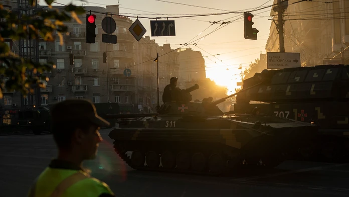 Bojové vozidlo ukrajinskej armády hliadkuje v Kyjeve.