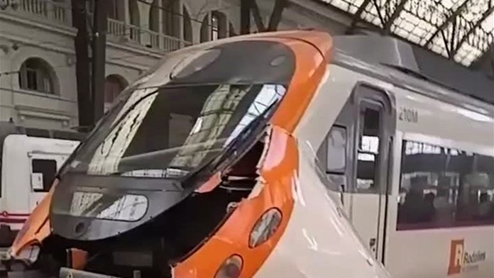 Prímestský vlak regionálnej katalánskej spoločnosti Rodalies po náraze.