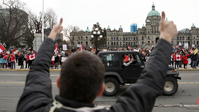 Tisíce ľudí protestovali proti očkovaniu.