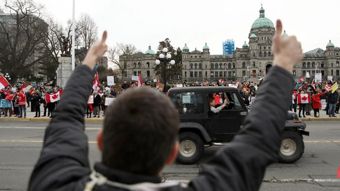Tisíce ľudí protestovali proti očkovaniu.