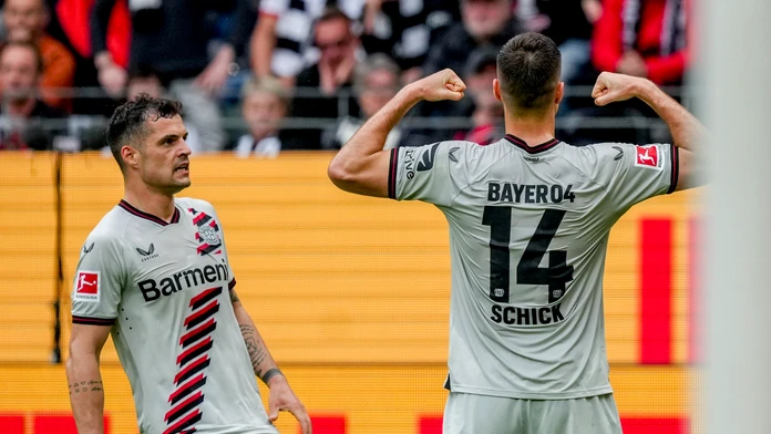 Futbalista Leverkusenu Patrik Schick (vpravo) sa teší z gólu.