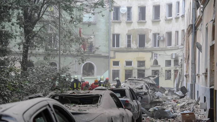 Zničená bytovka po raketovom útoku Rusov v meste Ľvov.