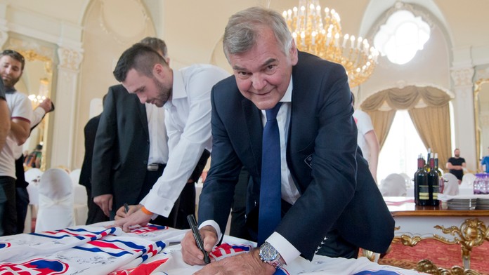 Na snímke tréner Vladimír Vůjtek a vľavo útočník Marek Viedenský podpisujú reprezentačné dresy.