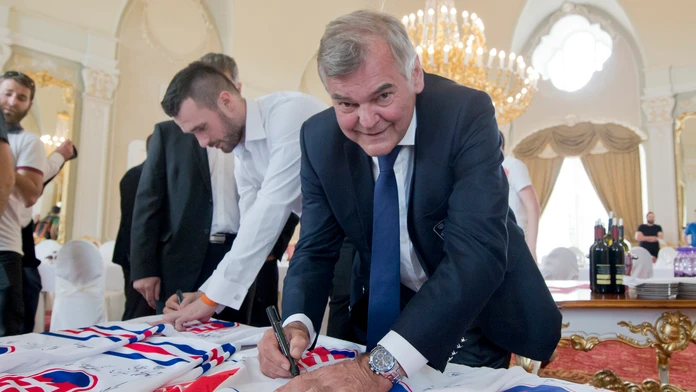 Na snímke tréner Vladimír Vůjtek a vľavo útočník Marek Viedenský podpisujú reprezentačné dresy.