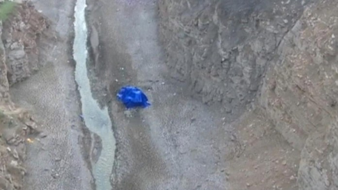 Autobus sa v Číne zrútil do rokliny