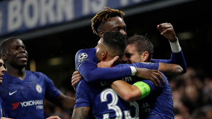 Rodrigo z Valencie dáva gól v LM na pôde Ajaxu Amsterdam.
