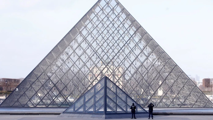Útočník s nožom sa snažil dostať do múzea v parížskom Louvri.