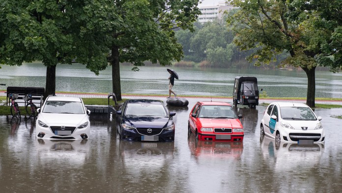 Búrky sa môžu opäť vyskytnúť aj v nedeľu. Meteorológovia vydali výstrahy