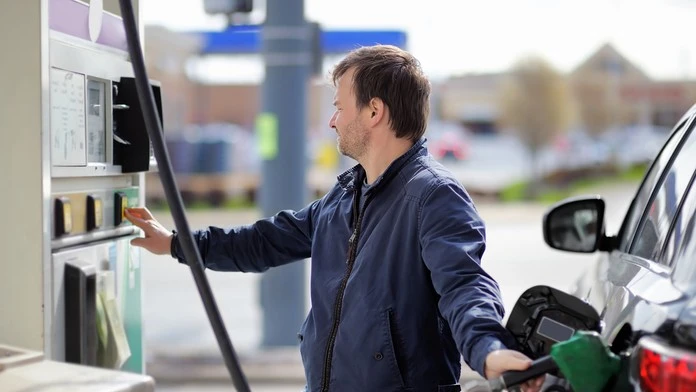 Muž tankuje benzín na pumpe 