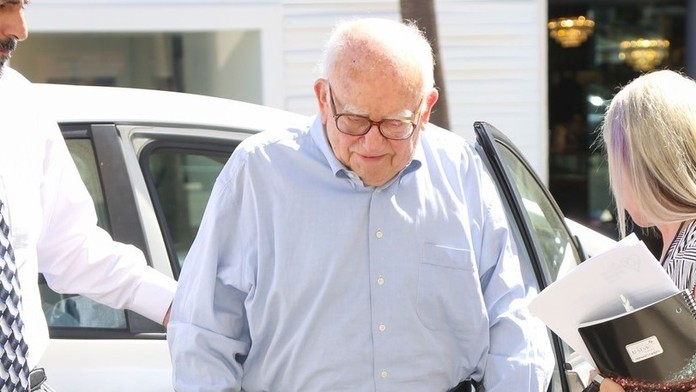 Ed Asner na snímke.