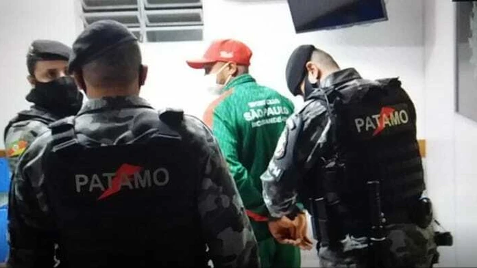Brazílskeho futbalistu Williama Ribeira zadržali priamo na štadióne