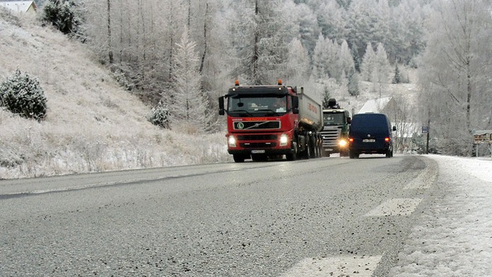 Situácia v obci Donovaly po slabom nočnom snežení.