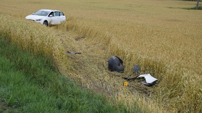 Nehoda v poli za obcou Hozelec.