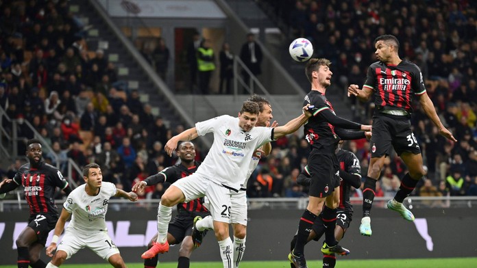 Neapol zdolal Atalantu a zvýšil náskok. Giroud v závere rozhodol i dostal červenú kartu
