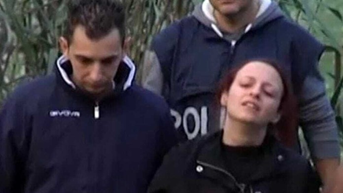 Polícia odvádza krkavčiu matku.