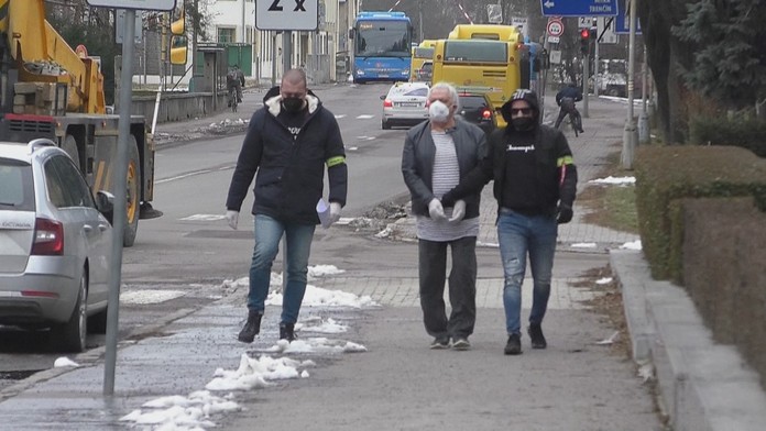 Lekár si na policajnú eskortu už pomaly zvyká.