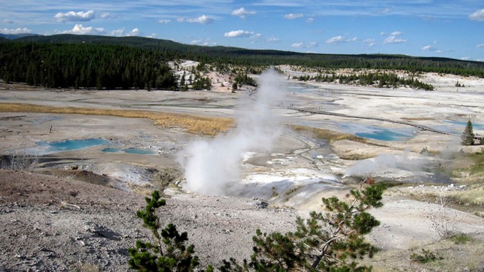 Turista zahynul po páde do vysoko kyslého horúceho prameňa v Yellowstonskom národnom parku.