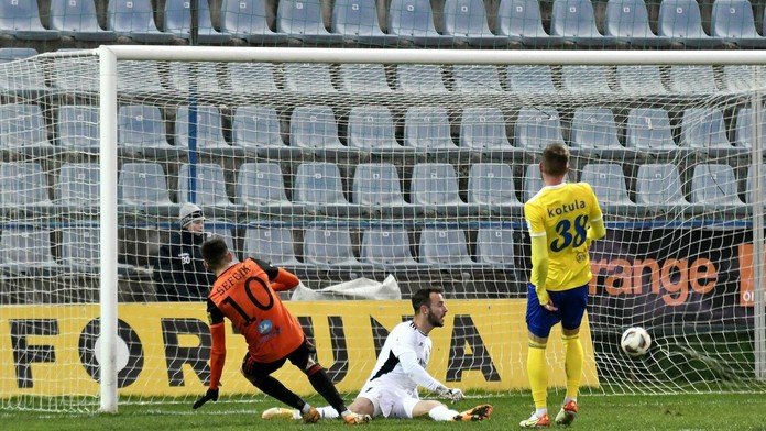 Samuel Šefčík strieľa druhý gól brankárovi Michaloviec.
