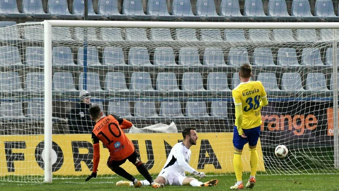Samuel Šefčík strieľa druhý gól brankárovi Michaloviec.