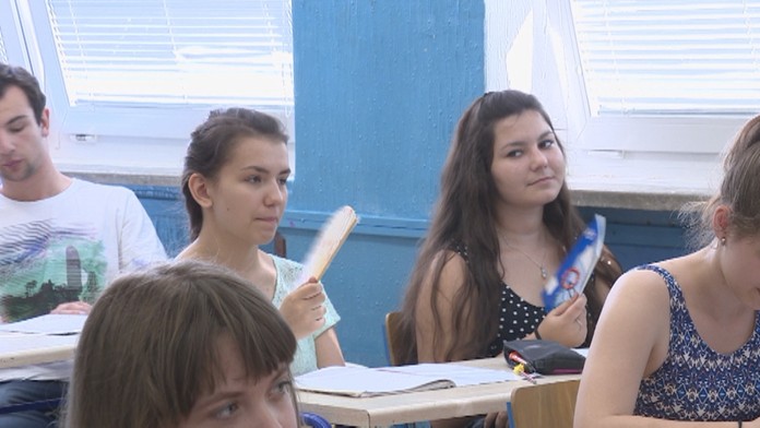 Školákom bolo v triede teplo. 