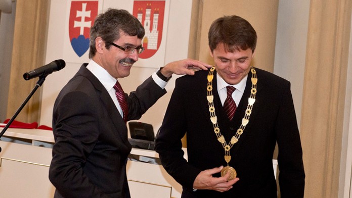 Exprimátor Bratislavy Milan Ftáčnik odovzdáva primátorsku reťaz nástupcovi Ivovi Nesrovnalovi.