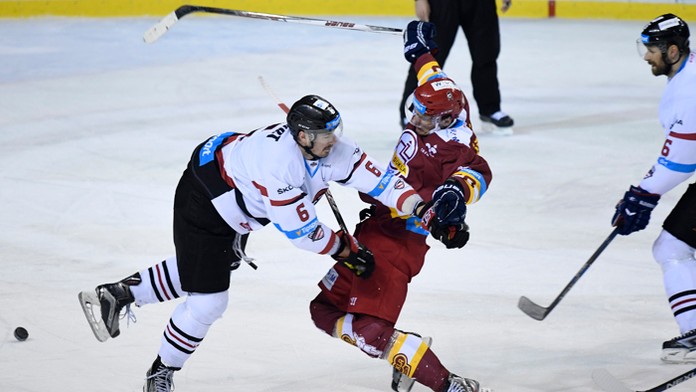 Banskobystričan Ty Wishart (vľavo) a Trenčan Andrej Šťastný.