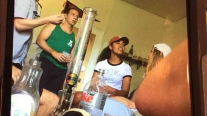 Po džointe aj fotka s bongom. Obamova dcéra má ďalší problém