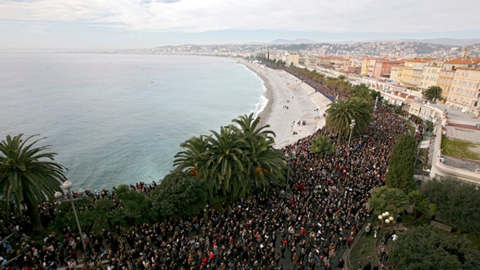 Účastníci tichého pochodu na pamiatku obetí teroristického útoku v Nice.