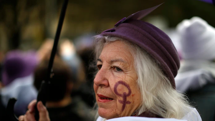 Žena protestuje proti násiliu voči ženám v Madride.