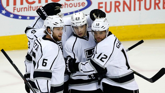 Jake Muzzin (6), Dustin Brown (23) a Marián Gáborik (12) oslavujú gól