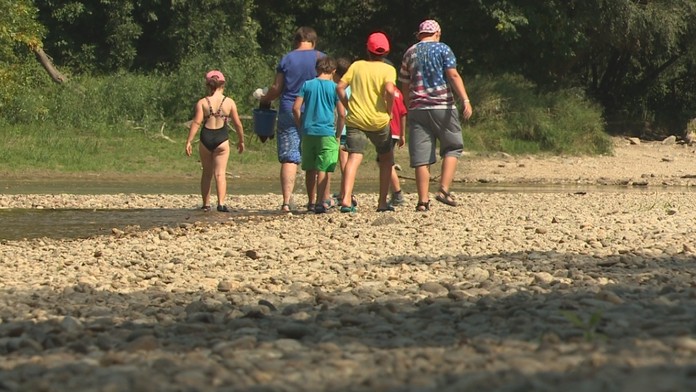 Ľudia sa prechádzajú po dne Karloveského ramena 