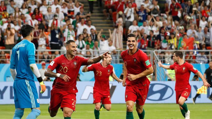 Portugalčan Ricardo Quaresma (druhý zľava) jasá po zásahu v zápase proti Iránu na MS 2018. 