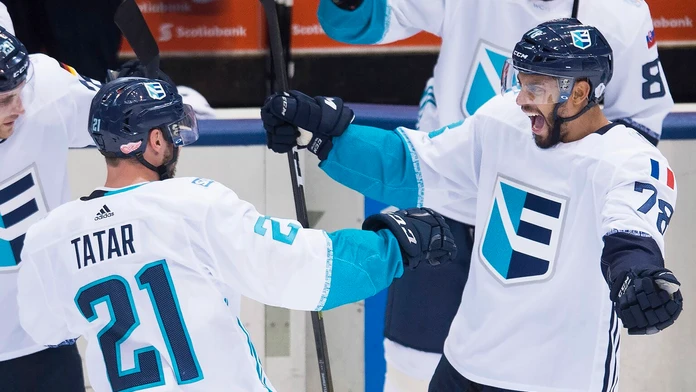 Pierre-Édouard Bellemare (vpravo) sa raduje z gólu s našim Tomášom Tatarom v rámci duelu na Svetovom pohári.