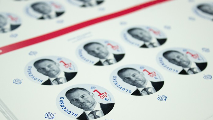 Na snímke hárok s prezidentskými známkami zvoleného slovenského prezidenta Petra Pellegriniho.