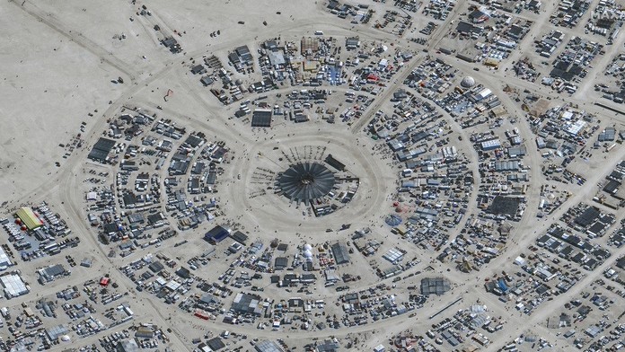 VIDEO: Areál hudobného festivalu Burning Man v púšti v Nevade sa po dažďoch "topí" v bahne