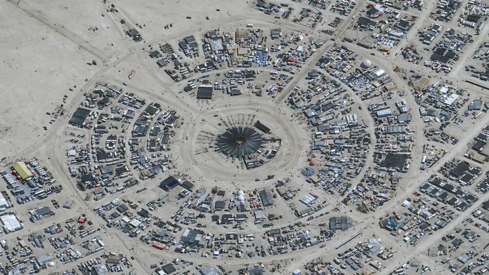 VIDEO: Areál hudobného festivalu Burning Man v púšti v Nevade sa po dažďoch "topí" v bahne