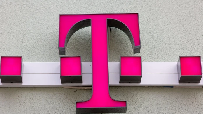 Na snímke je logo Telekomu na stene.