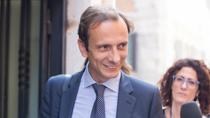 Biatlonista Johannes Thingnes Bö oslavuje triumf v zmiešaných štafetách jednotlivcov na MS v Östersunde.