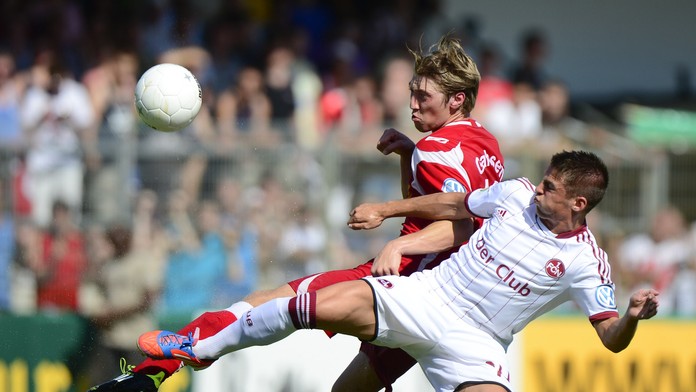 Hráč Havelse Daniel Hintzke (vľavo) bojuje o loptu s  Robertom Makom z  Norimbergu v zápase prvého kola Nemeckého pohára TSV Hav